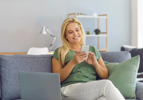 Femme satisfaite du service de conciergerie airbnb de nkridari