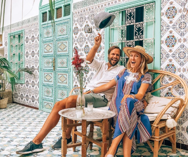 Deux touristes qui apprécie leur séjour au maroc dans une des locations Nkridari